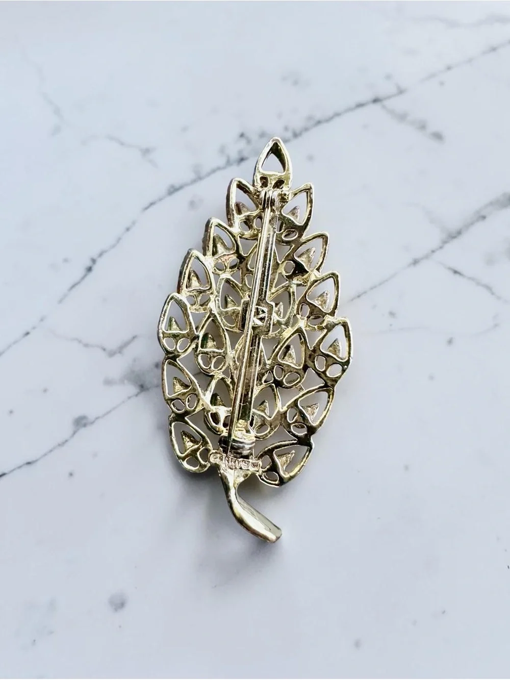 Vintage GERRYS Green Enamel Leaf Gold Tone Pin Brooch Signed